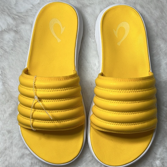 OLUKAI Slide Mens Size‎ 10 Komo New NWOT Yellow Hibiscus Slip On Comfort Travel - Picture 2 of 13